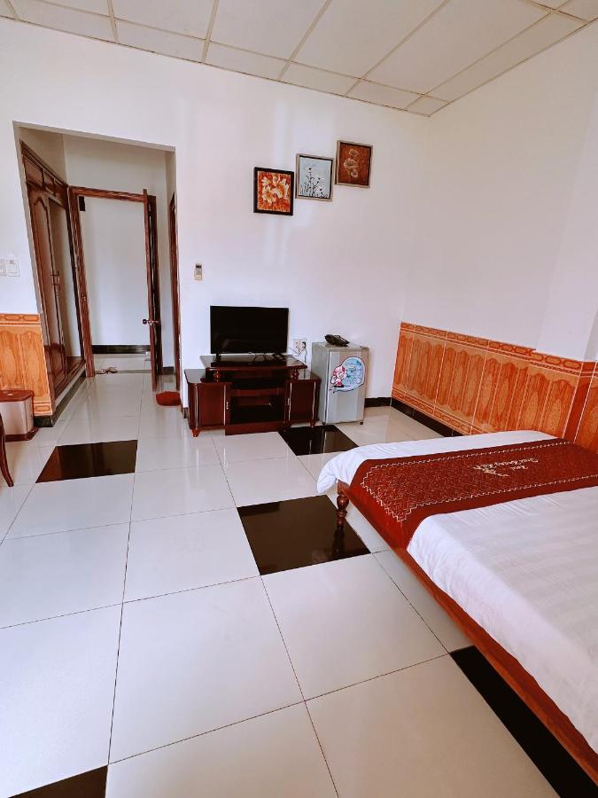 Truc Hoang Ha Hotel Kon Tum Экстерьер фото