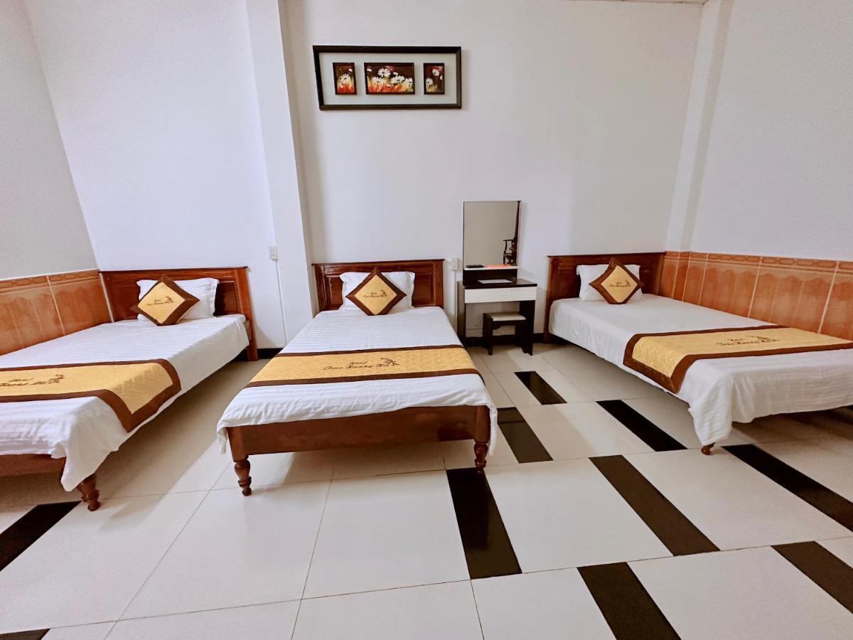 Truc Hoang Ha Hotel Kon Tum Экстерьер фото