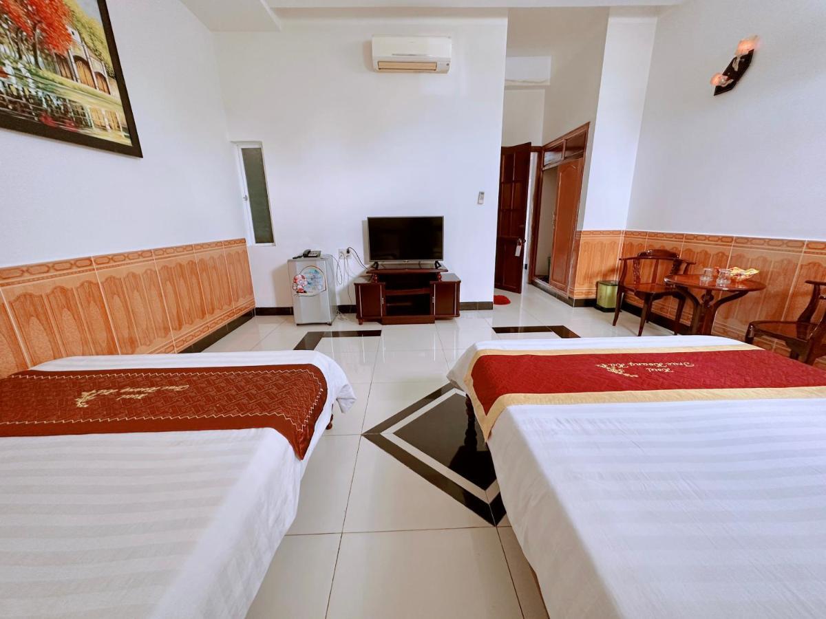Truc Hoang Ha Hotel Kon Tum Экстерьер фото