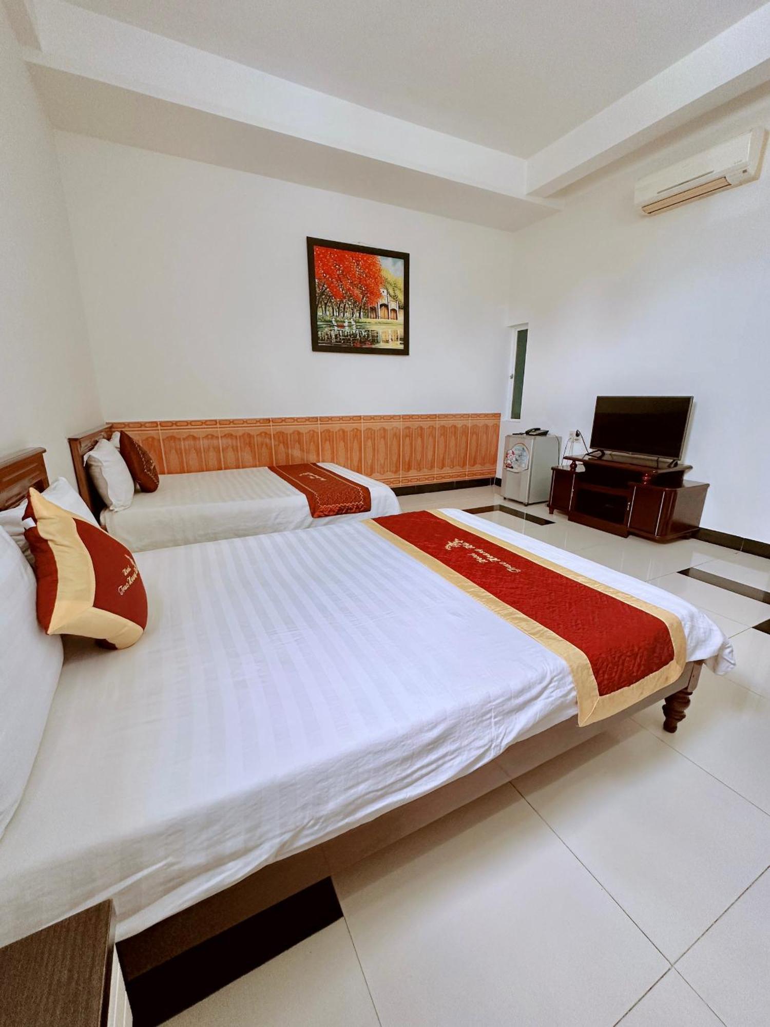 Truc Hoang Ha Hotel Kon Tum Экстерьер фото