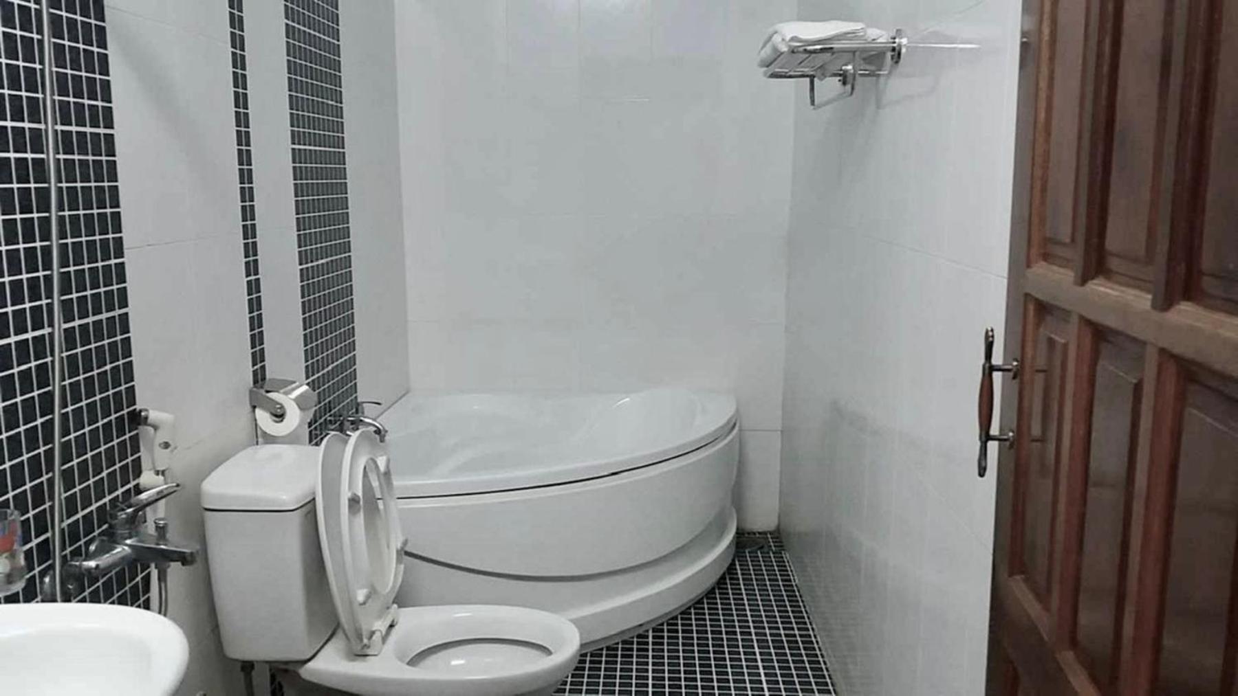 Truc Hoang Ha Hotel Kon Tum Экстерьер фото