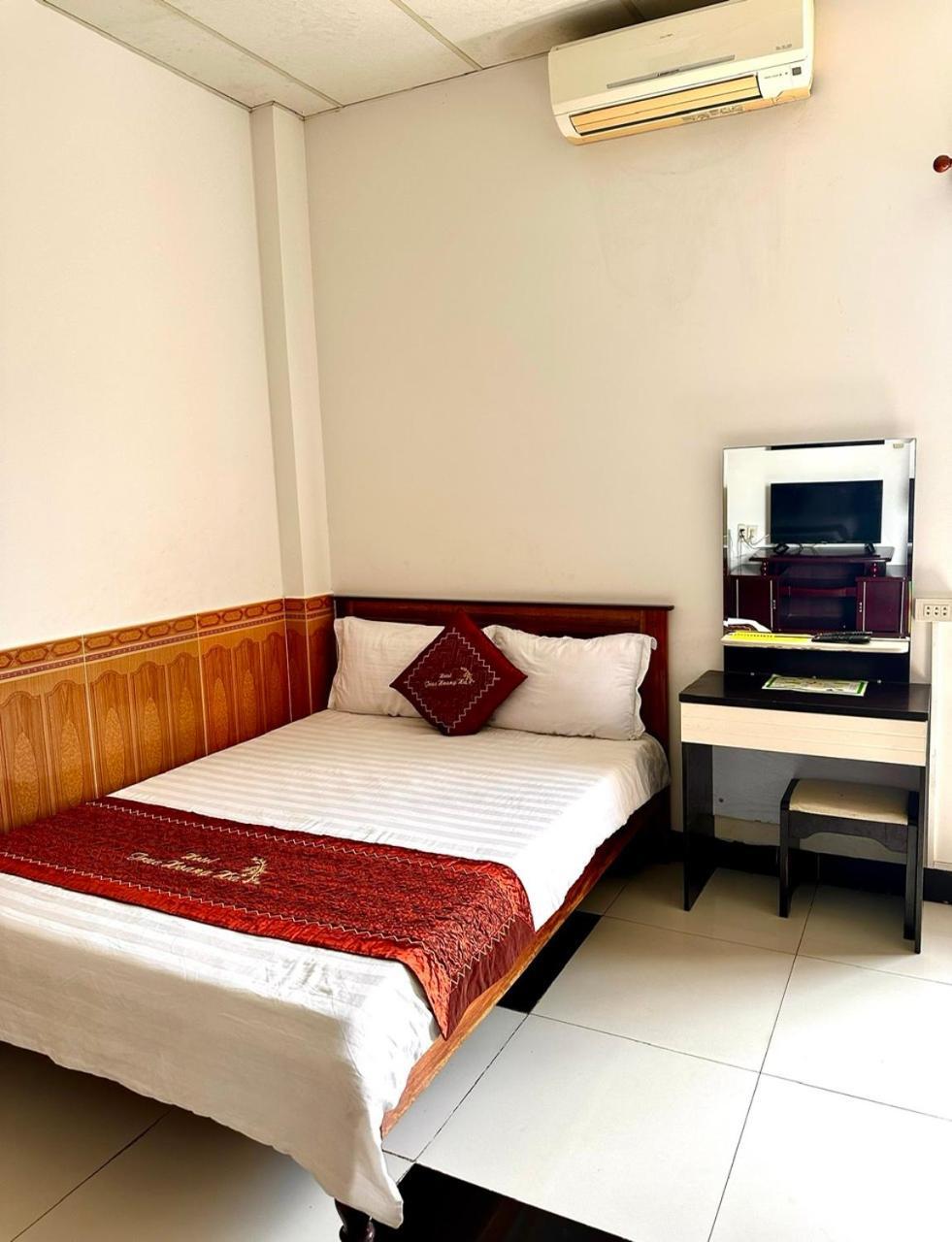 Truc Hoang Ha Hotel Kon Tum Экстерьер фото